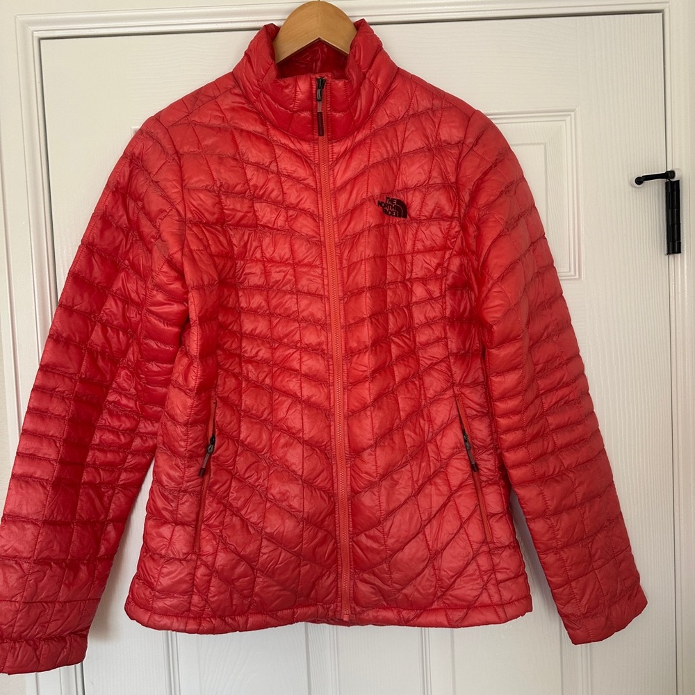 The North Face Women's Vibrant Red Puffer Jacket - Picture 1 of 5